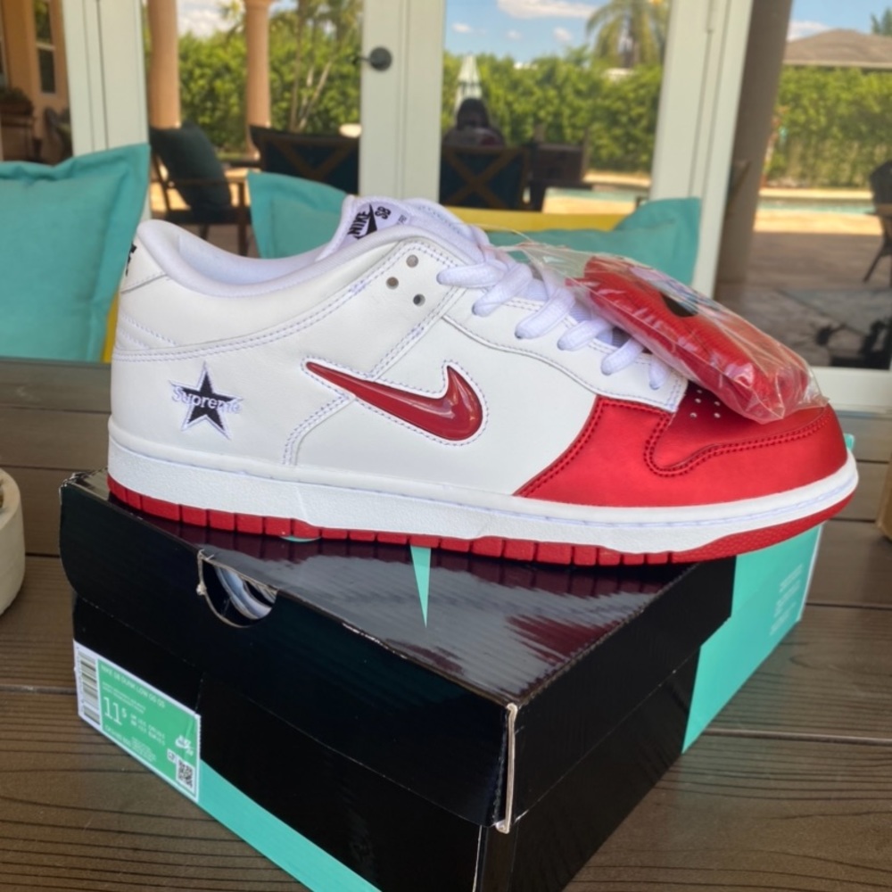 NIKE/SUPREME SB dunk low jewel swoosh red